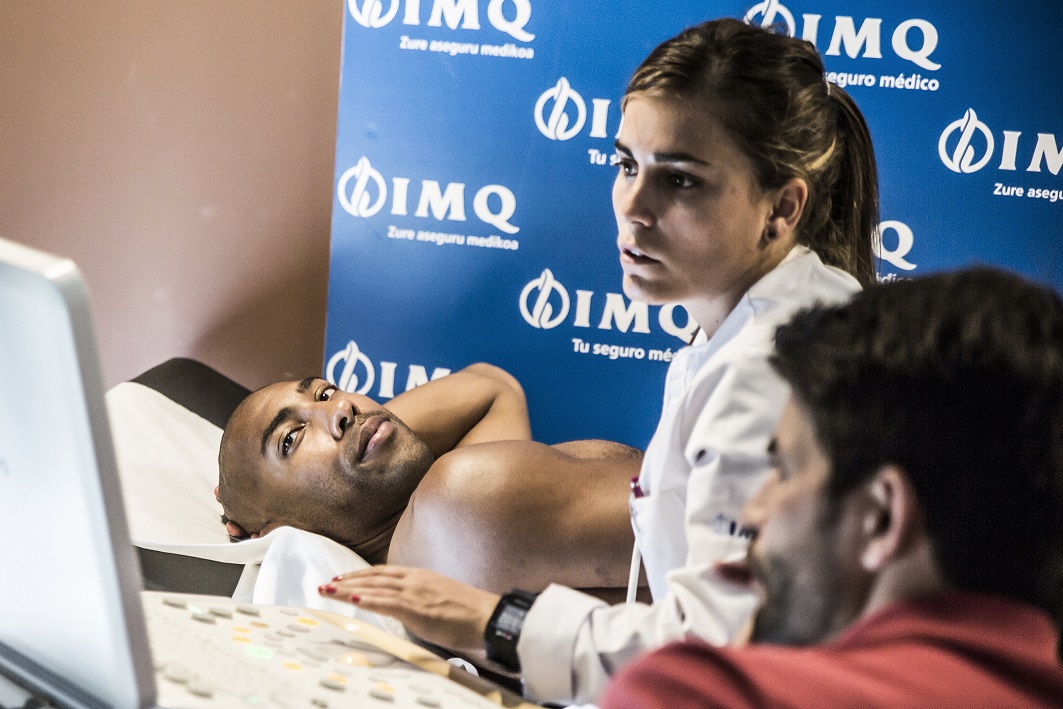 Los jugadores del Kirolbet-Baskonia pasan los reconocimientos médicos en el centro IMQ Amárica